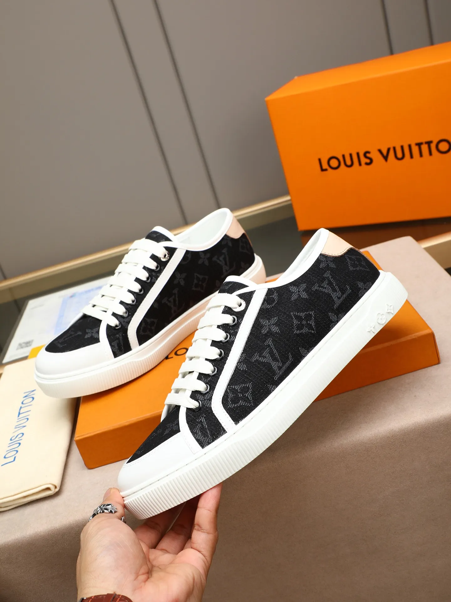 Men's Men's Shoes 💰440 𝐋𝐨𝐮𝐢𝐬 𝐕𝐮𝐢𝐭𝐭𝐨𝐧 𝟮𝟬𝟮𝟱/𝐬𝐬 Louis Vuitton's new spring and summer casual sports sneakers have a youthful atmosphere and are very youthful on the feet! Comfortable and light on the feet! The color is also very youthful! The upper is exclusively decorated with LV accessories! Make the whole shoe more flexible! The special electro-printed logo on the upper has a sense of design and is super recognizable! Beautiful and generous! ! It’s super easy to walk on! Specific denim surface material, sheepskin lining, original molded outsole Size: 38-44 (45 customized)